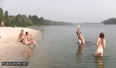 Эксклюзивное видео: Соблазнительные русские девушки шалят без нижнего белья на морском побережье