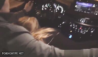 Горячая блондинка отсасывает член водителя в авто! Подробности внутри!