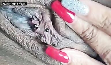Горячая шоколадка облизывает алебастрный член под пение птиц в запретном лесу!