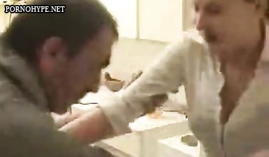 Пьяный отец накинулся на молодую дочку и вздрючил ее киску, устроив инцест