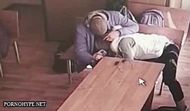 Жена сосет у мужа на свидании в тюрьме под наблюдением надзирателя и камер