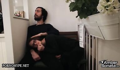 Горячая групповуха в общественном туалете: пирсингованная шлюха и очкастая сучка жаждут секса!