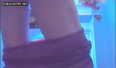 Скрытая камера: Шлюхи ссыт и дрочат в общественном туалете