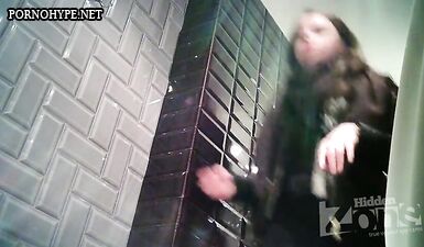 Скрытая камера: Подглядывание за развратными девочками в общественном туалете!
