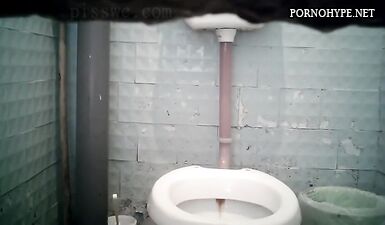 Сексуальные шлюхи организуют групповой писсинг в грязной больничной уборной!