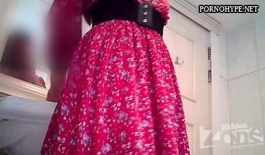 Горячая шлюха в сексуальном наряде писает в грязном туалете: экстремальный фетиш!