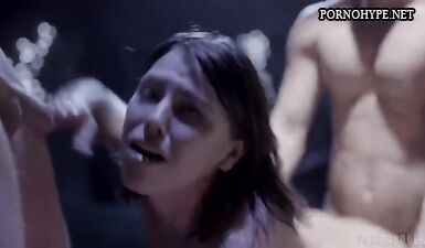 Шлюхи в сетке трахаются с горячими самцами в групповом сексе