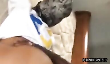 Большая черная задница трахается с сантехником в позе раком