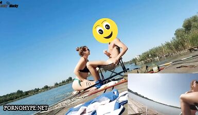 Развратная блондинка облизывает член своему парню на речке