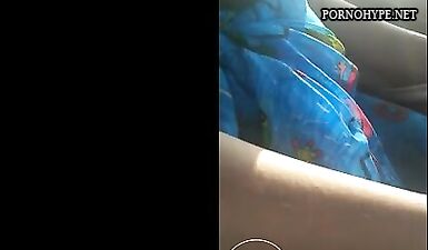 Сексуальная шалунья мастурбирует в авто с дилдо: горячее порно!