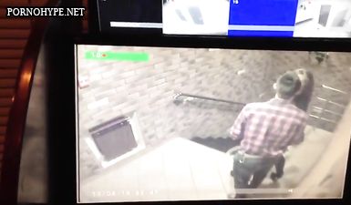 Охранник смотрит через камеру наблюдения как трахаются в подъезде