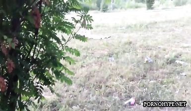 Онанист дрочит член в парке перед девушкой