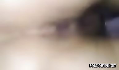 Парень рассматривает и ласкает влагалище спящей подруги