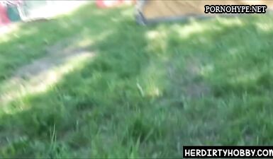 Сестра поймала брата за мастурбацией и получила жаркий секс на полу в гостиной