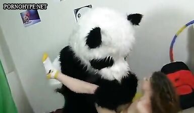 Пылающая страсть: Горячая панда разносит своего парня на части огромным страпоном!