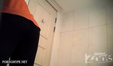 Сексуальная девушка раздвигает ноги и срет в общественном туалете!