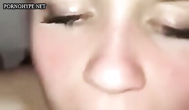 Сексуальная красотка страстно стонет и скачет на толстом члене