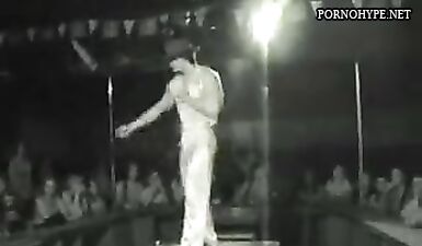 Горячая шлюха без трусов обслуживает пьяных самцов на сцене клуба