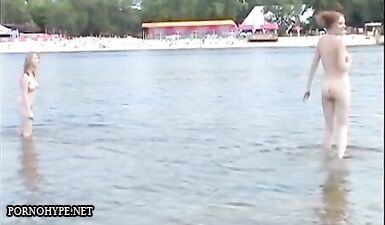 Сексуальные русские девушки отжигают на пляже: горячий пляжный секс втроем!