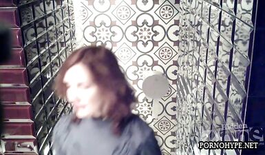 Соблазнительная красотка в сексуальных колготках показывает свою интимную сторону
