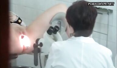 Сексуальная русская шлюха стонет от жесткого траха в гинекологическом кресле!