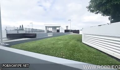 Горячая шалунья демонстрирует свою страсть на улице - порно видео