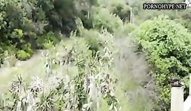 Секс-бомба с огромными дойками трахается и сосет в общественном месте