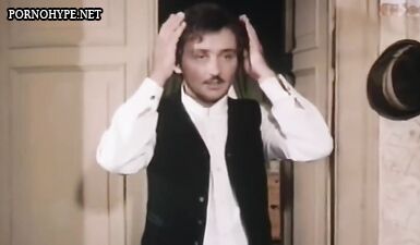 Горячие шлюхи трахаются с мускулистыми мужиками в ретро порно