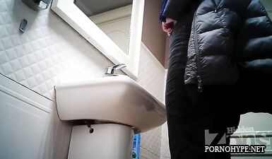 Пылающая красотка наслаждается моментом в туалете