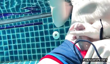 Горячая русская сучка трахает себя в бассейне турецкой блядовни!