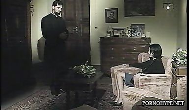 Развратный священник прощает все грехи с помощью секса в ретро кино