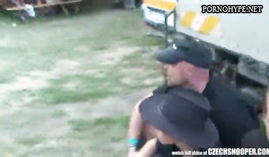 Дальнобойщик отымел толстую шлюху в влажную киску возле фуры
