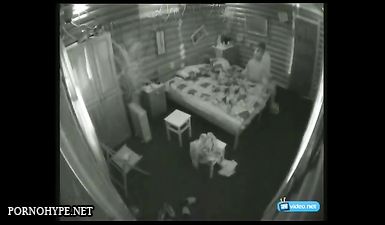 Мужик трахнул любовницу в киску в хостеле и попал на скрытую камеру