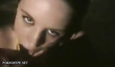 Глубокая глотка в темноте: горячая шлюха поглощает толстый член