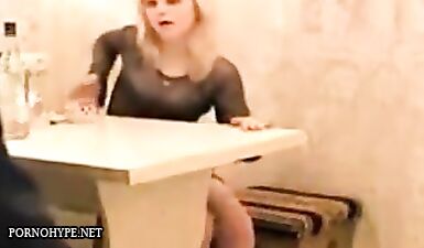 Горячий секс с русской милфой: жестко трахнул на столе!