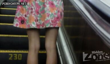Скрытая камера: Сексуальное подглядывание под юбку!