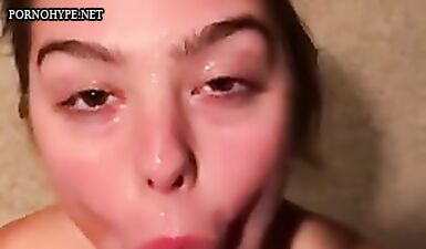 Горячая блондинка с огромными бидонами жаждет жесткого траха в свою влажную пещеру