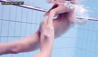 Похотливая красотка показывает свои сексуальные формы в бассейне