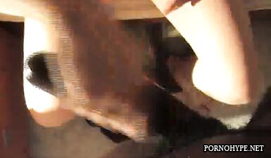 Горячая брюнетка сосет огромный черный член