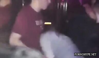 Горячая оргия с пьяной шлюхой, сосущей члены на глазах у всех в ночном клубе!