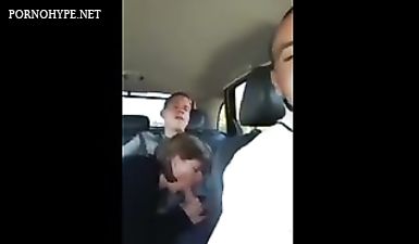Телка сосет парню в машине на заднем сидении