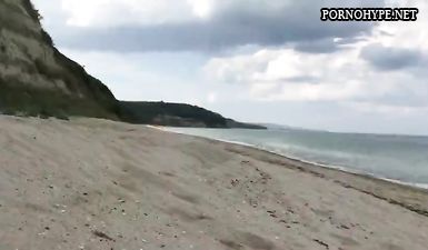 Скупалась блондинка в море и пришла к парню за анльным сексом и спермой в попе