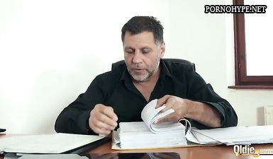 Жаркие студентки сдают плохую курсовую сексуальным методом прямо на столе