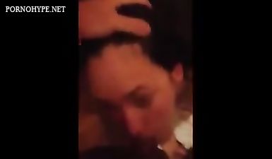 Русскую шлюху натягивают дуплетом и снимают ее довольную рожу на телефон