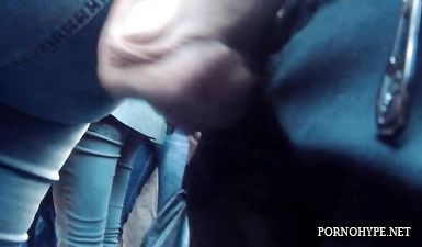 Мужик едет в общественном транспорте и дрочит на попки женщин