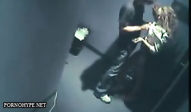 Парень трахает в коридоре девушку и это снимает скрытая камера