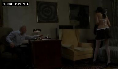 Чувак со страстью пердолит горничную в белых чулках