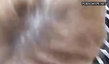 Блондинка делала минет мужику в машине и дрочила его хуй