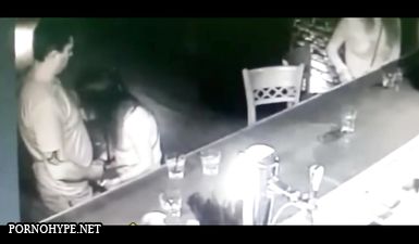 Пацан напоил шлюшку и дал ей отсосать возле барной стойки