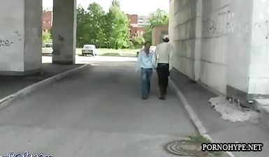 Русская сучка отсосала член первого встречного парня на балконе